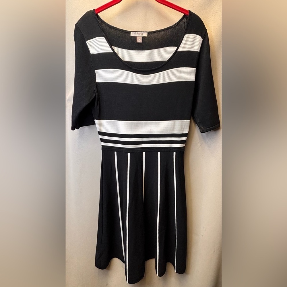 Roz & Ali Black and White Lightweight short sleeve Sweater Dress Size Medium